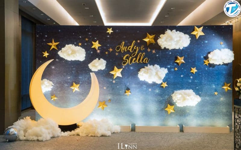 Sân khấu âm nhạc trạng trí phong cách bầu trời đêm với trăng lưỡi liềm, mây bông và những vì sao